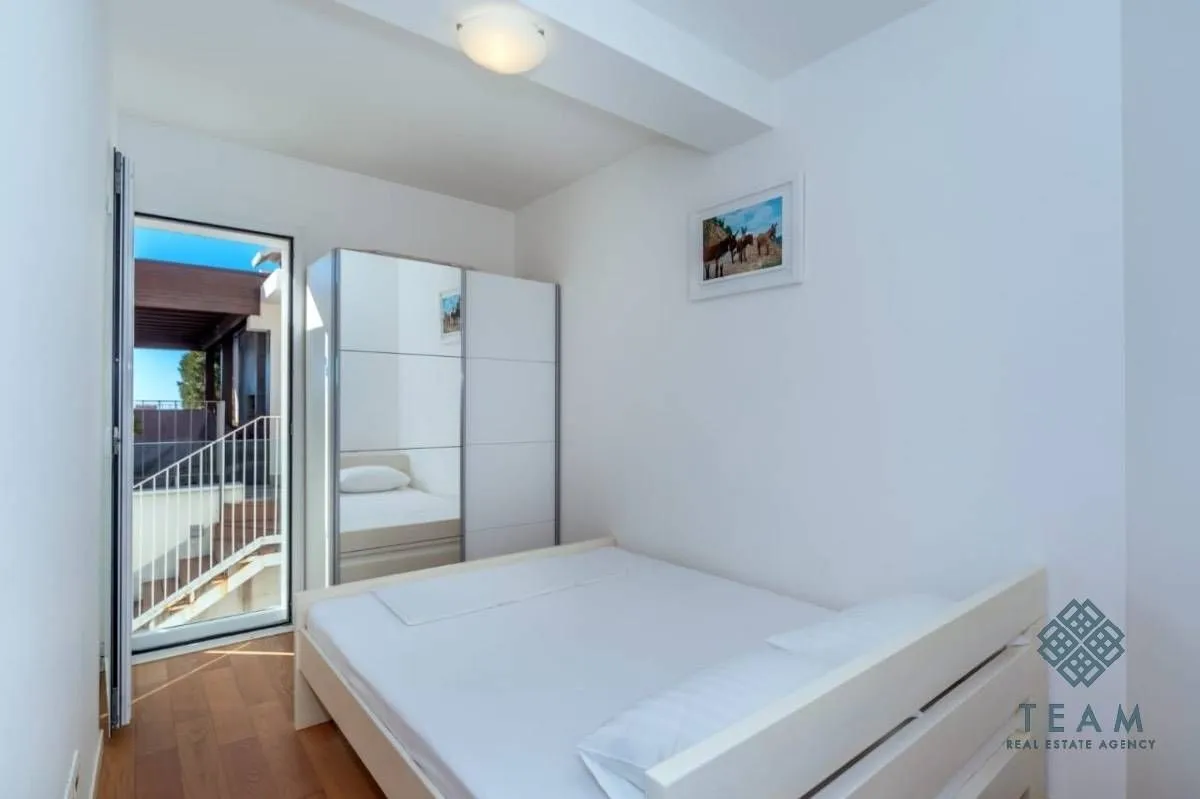 Rent, three bedroom apartment, 72m², Pržno, Budva