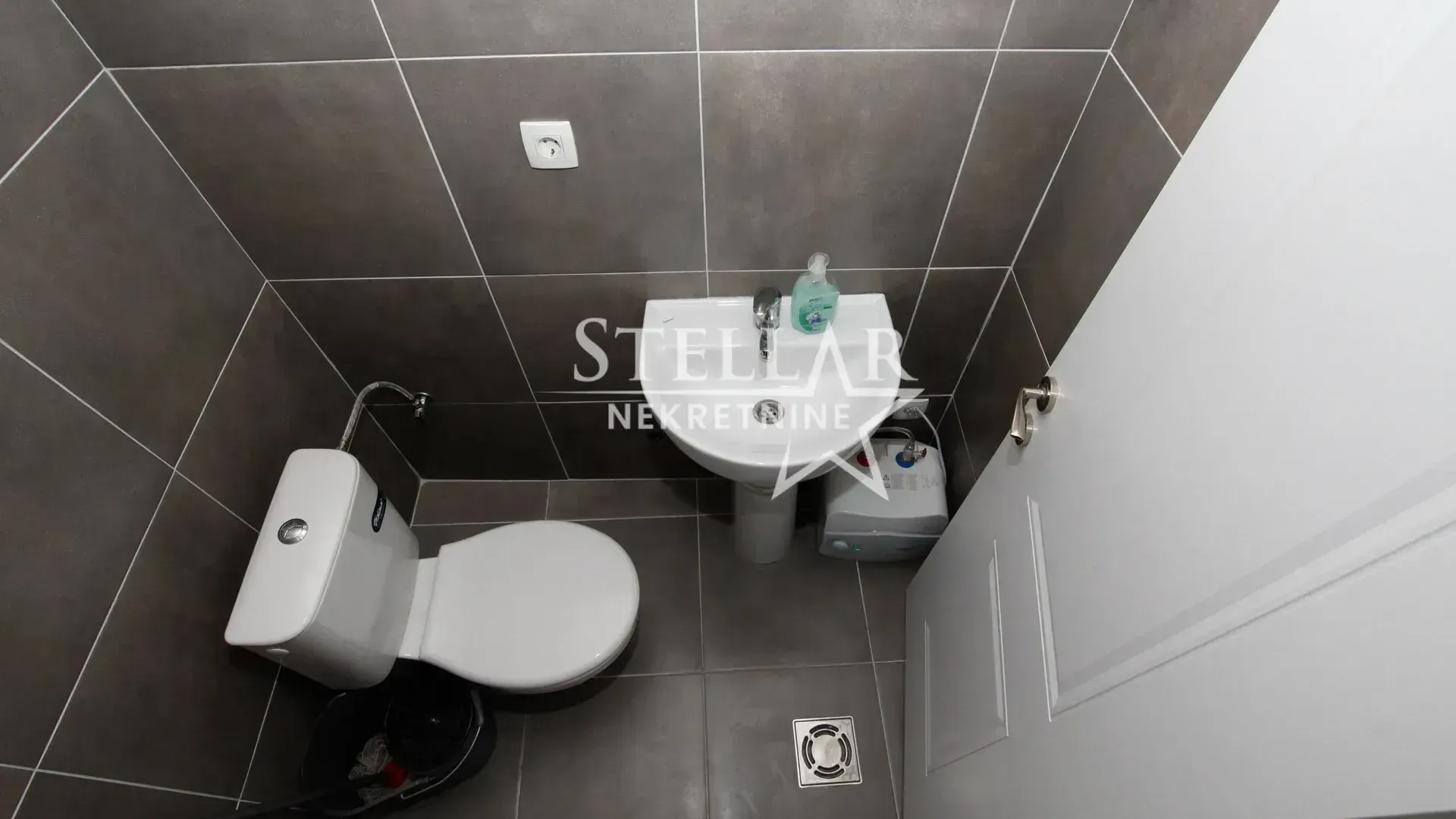 Rent, office space, 54m², Central Point, Podgorica