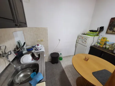 Manja kuhinja sa sudoperom, štednjakom i trpezarijskim stolom. - image 6