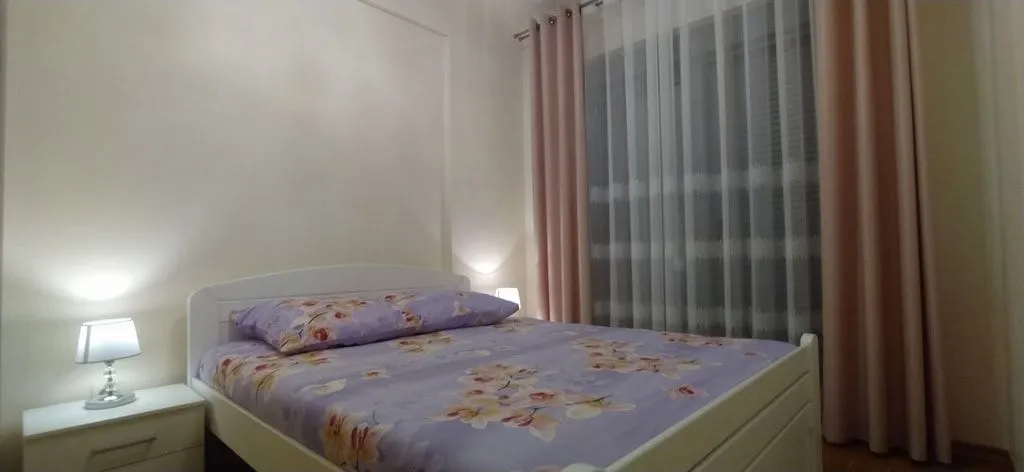 Svijetla spavaća soba sa bračnim krevetom.