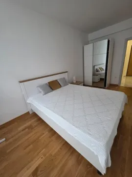 Spavaća soba sa bračnim krevetom i garderoberom sa ogledalom. - image 6