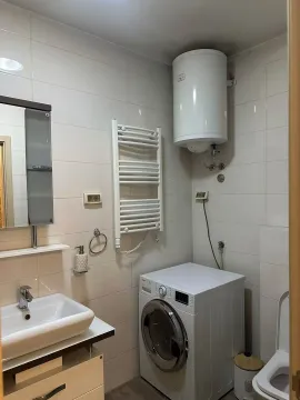 Manje kupatilo sa umivaonikom, veš mašinom i bojlerom. - image 7