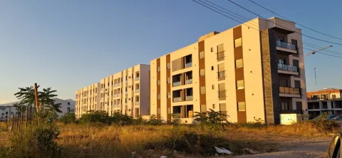 Pogled na moderno stambeno naselje sa uređenim fasadama u popodnevnom suncu. - image 5