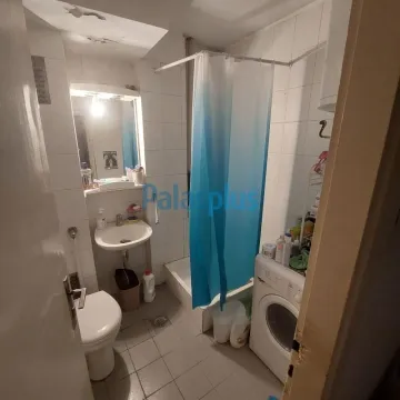 Manje kupatilo sa tuš kabinom, umivaonikom, WC šoljom i veš mašinom. - image 4