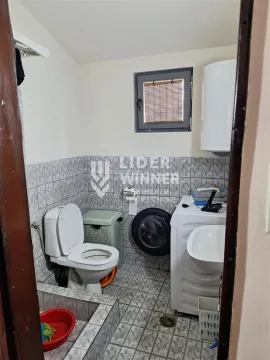 Manje kupatilo sa WC šoljom, veš mašinom i bojlerom. - image 6