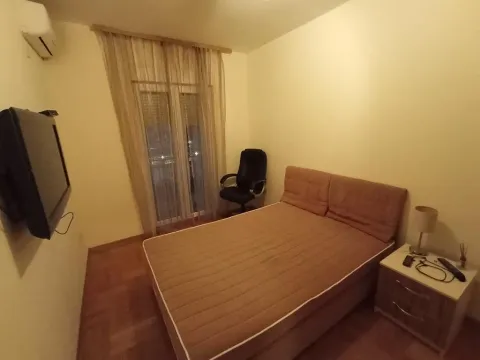 Namještena spavaća soba sa bračnim krevetom, televizorom i radnim stolom. - image 4
