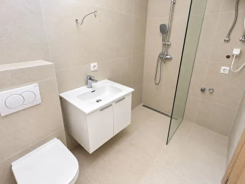 Moderno opremljeno kupatilo sa tuš kabinom i umivaonikom. - image 5