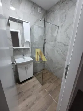 Moderno kupatilo sa tuš kabinom i umivaonikom sa ormarićem. - image 6