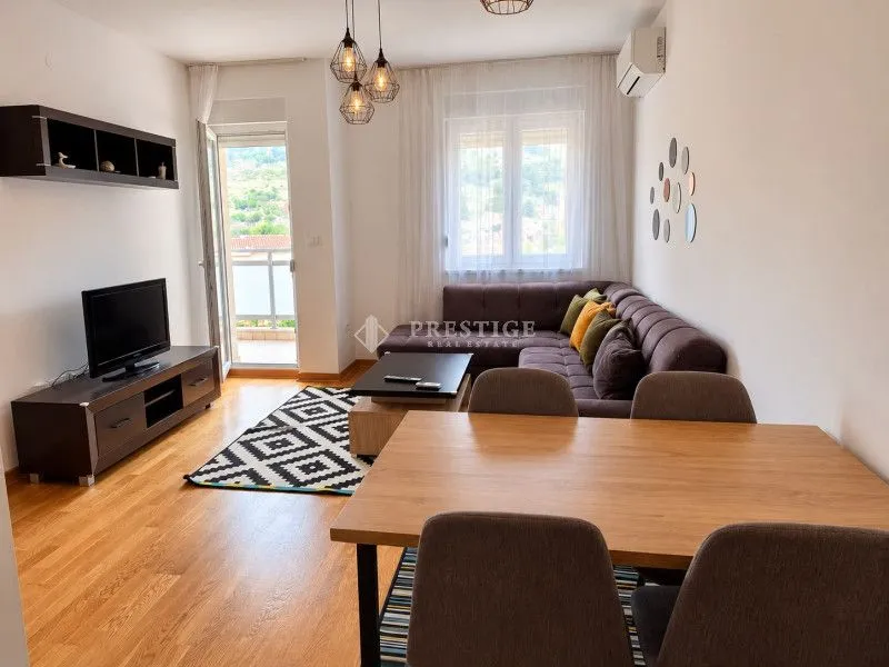 Living room with dining area and access to the terrace.