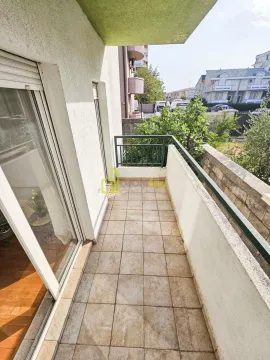 Natkriveni balkon sa popločanim podom i pogledom na okolinu. - image 6