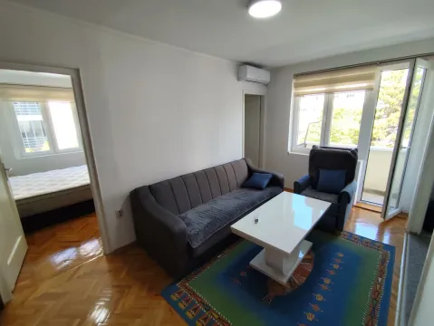 Dnevna soba sa garniturom, stočićem i izlazom na terasu. - image 4
