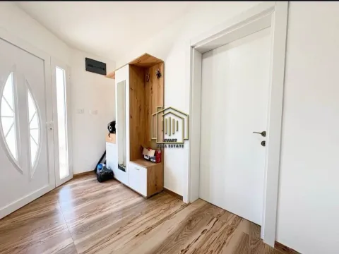 Izdavanje, kuća, 170m², Zagorič, Podgorica - image 12