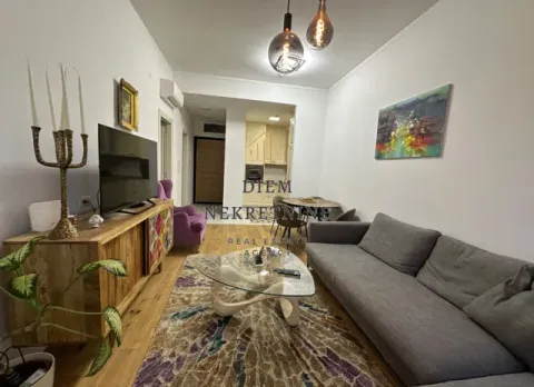 Dnevni boravak sa garniturom, TV-om i trpezarijom. - image 3