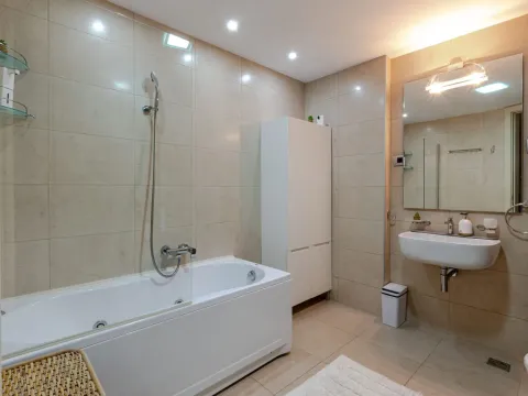 Izdavanje, dvosoban stan, 94m², Centar, Budva - image 10