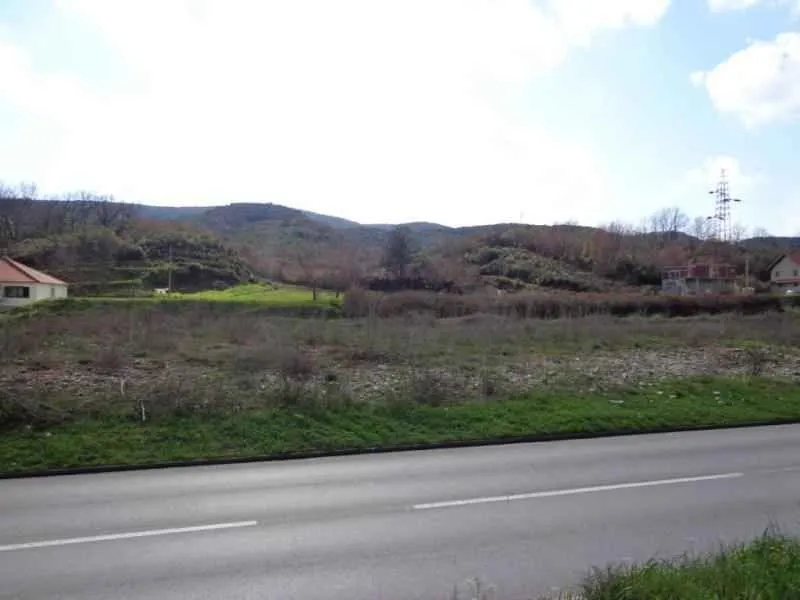 Pogled na plac i okolni pejzaž sa brdima u pozadini.