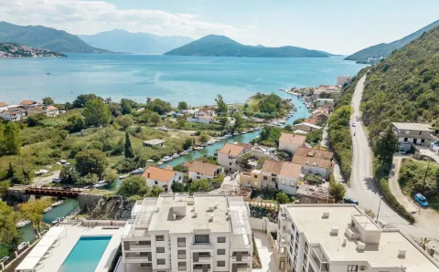 Pogled iz vazduha na zaliv, naselje i okolne planine. - image 13