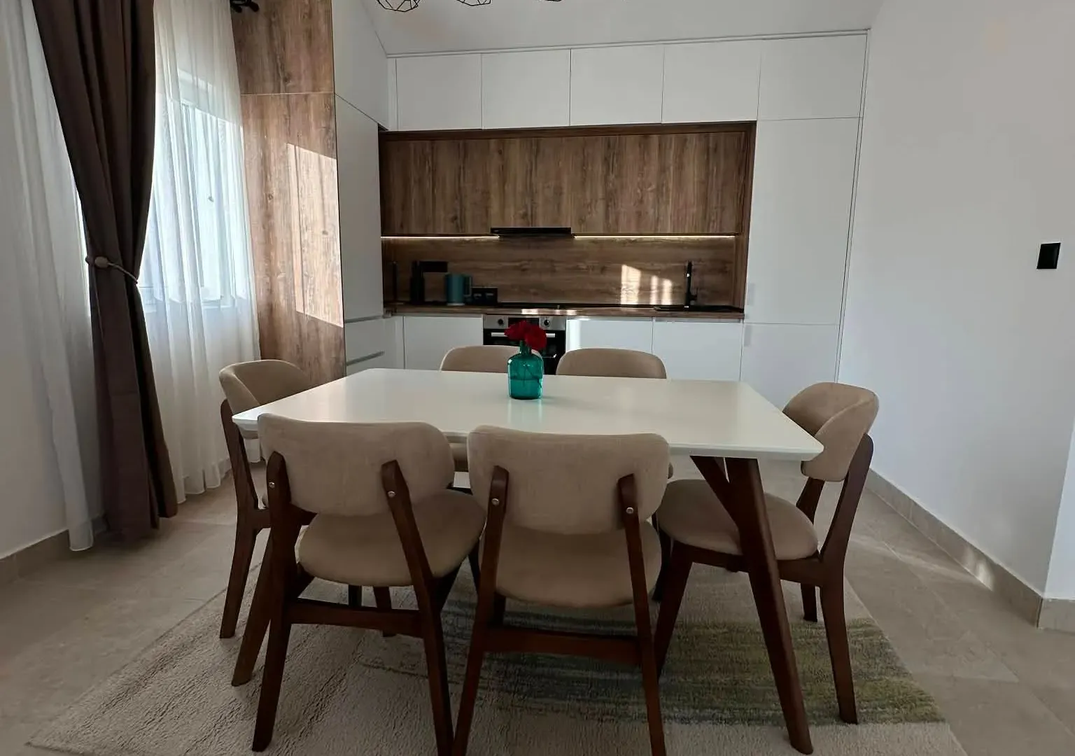 Izdavanje, dvosoban stan, 90m², Seljanovo, Tivat