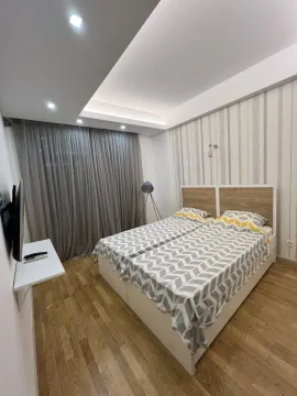 Moderna spavaća soba sa bračnim krevetom, parketom i spuštenim plafonom sa rasvjetom. - image 8