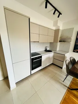 Moderna kuhinja sa ugradnim elementima i dijelom za ručavanje. - image 4
