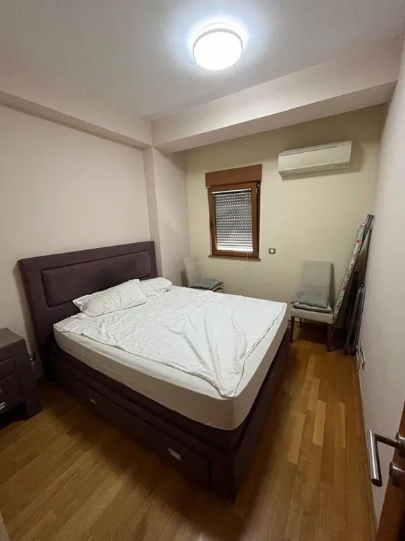 Spavaća soba sa bračnim krevetom, klima-uređajem i prozorom.