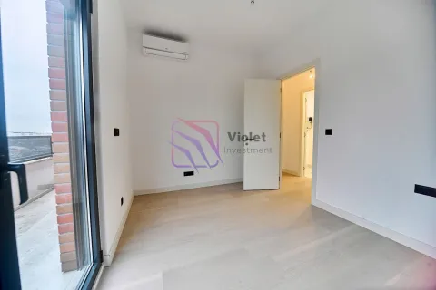 Prazna svijetla soba sa bijelim zidovima, drvenim podom i klima uređajem. - image 10