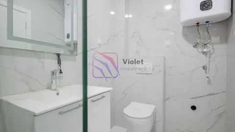 Moderno opremljeno kupatilo sa bijelim pločicama i sanitarijama. - image 14