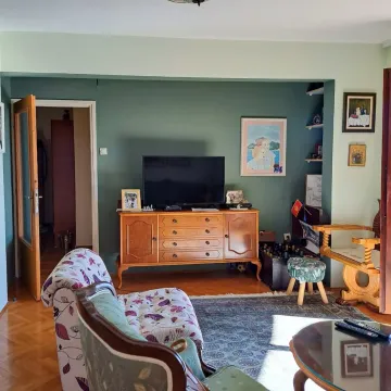 Dnevna soba sa garniturom, drvenom komodom i televizorom. - image 12