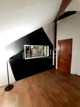 Dnevna soba sa drvenim podom i crnim zidnim detaljem. - image 7
