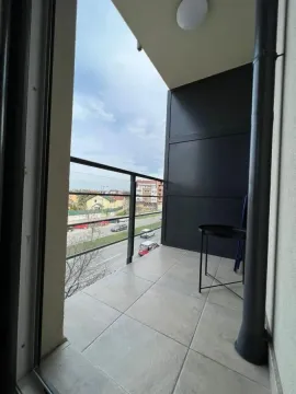 Natkriveni balkon sa pločicama i pogledom na ulicu. - image 12