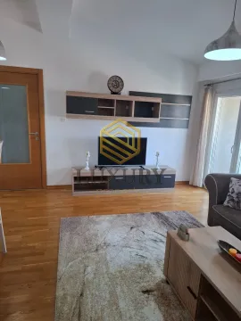 Dnevna soba sa garniturom i TV komodom. - image 4
