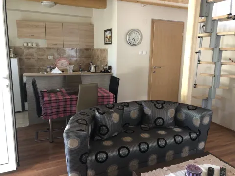 Dnevni boravak otvorenog tipa sa garniturom za sjedenje, trpezarijom i kuhinjom u pozadini. - image 30