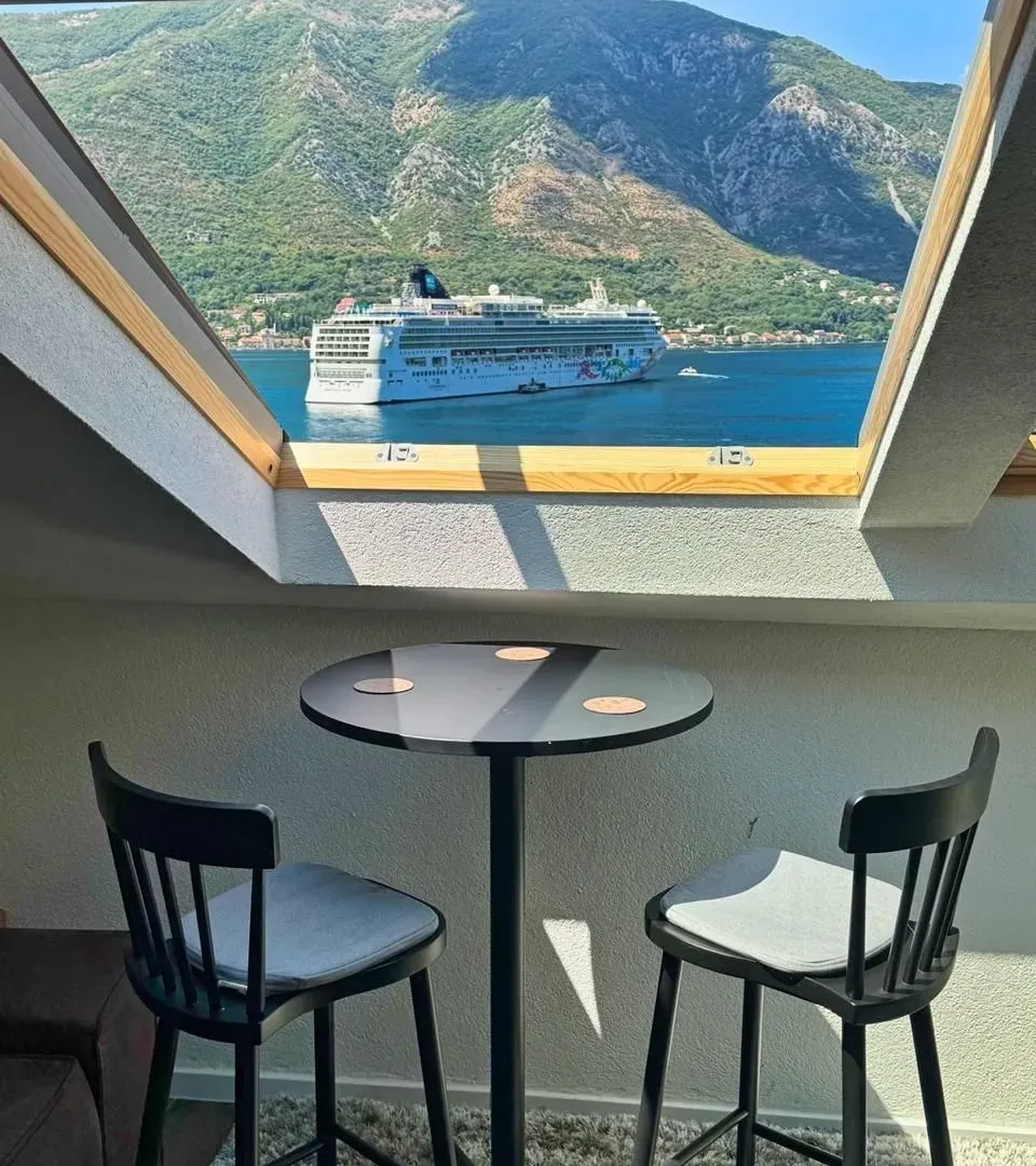 Prodaja, dvosoban stan, 82m², Dobrota, Kotor