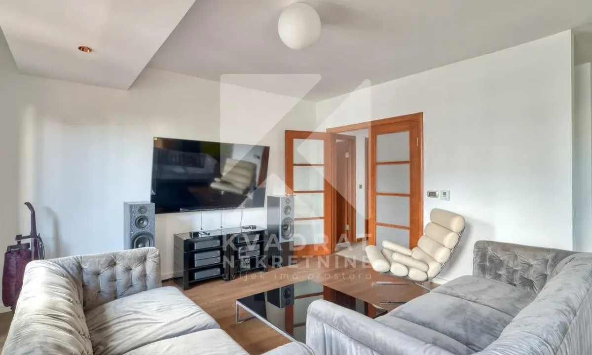 Izdavanje, dvosoban stan, 90m², Centar, Podgorica