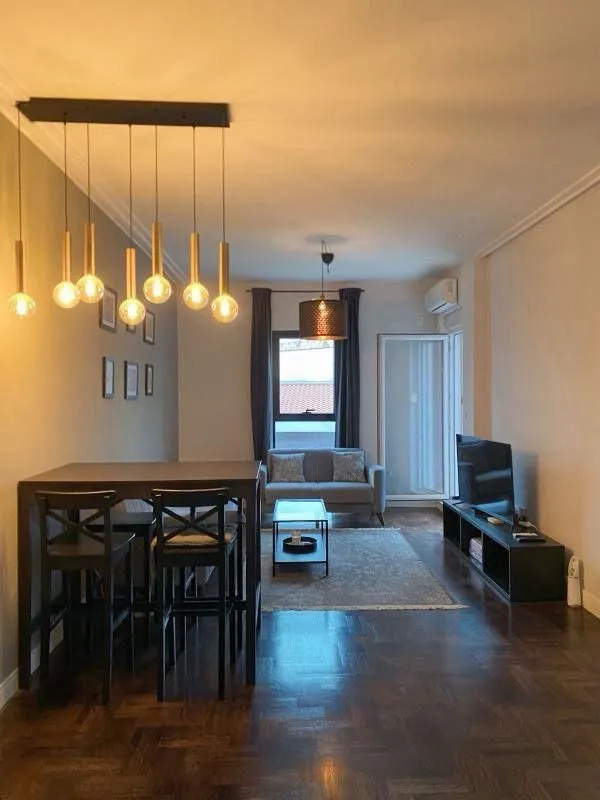 Dnevna soba sa trpezarijom i modernim osvjetljenjem.