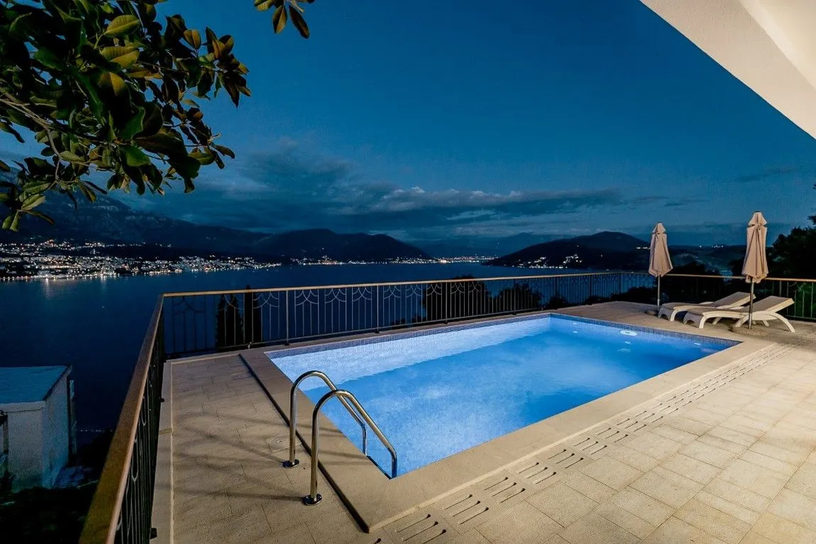 Prodaja, kuća, 236m², Njivice, Herceg Novi