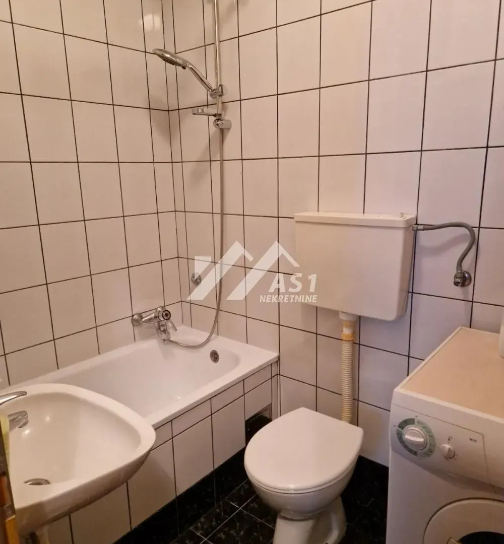 Izdavanje, trosoban stan, 58m², Centar, Novi Sad