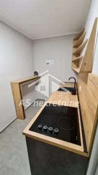 Manja moderna kuhinja sa drvenim elementima i ugradnom pločom. - image 4