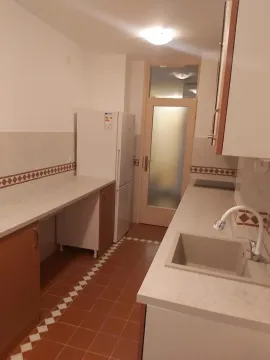 Manja kuhinja sa sudoperom, frižiderom i elementima u nizu. - image 5