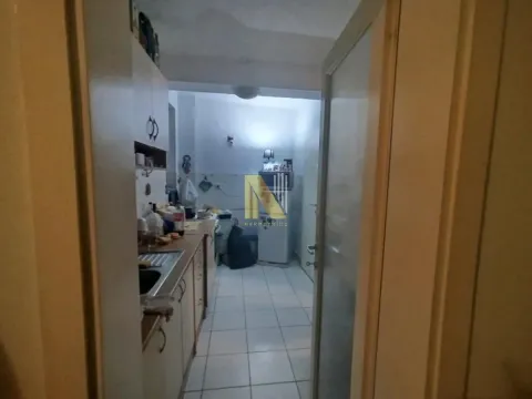 Pogled na stariju kuhinju sa elementima. - image 14