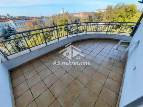 Prostrana popločana terasa sa metalnom ogradom i pogledom na okolinu. - image 23