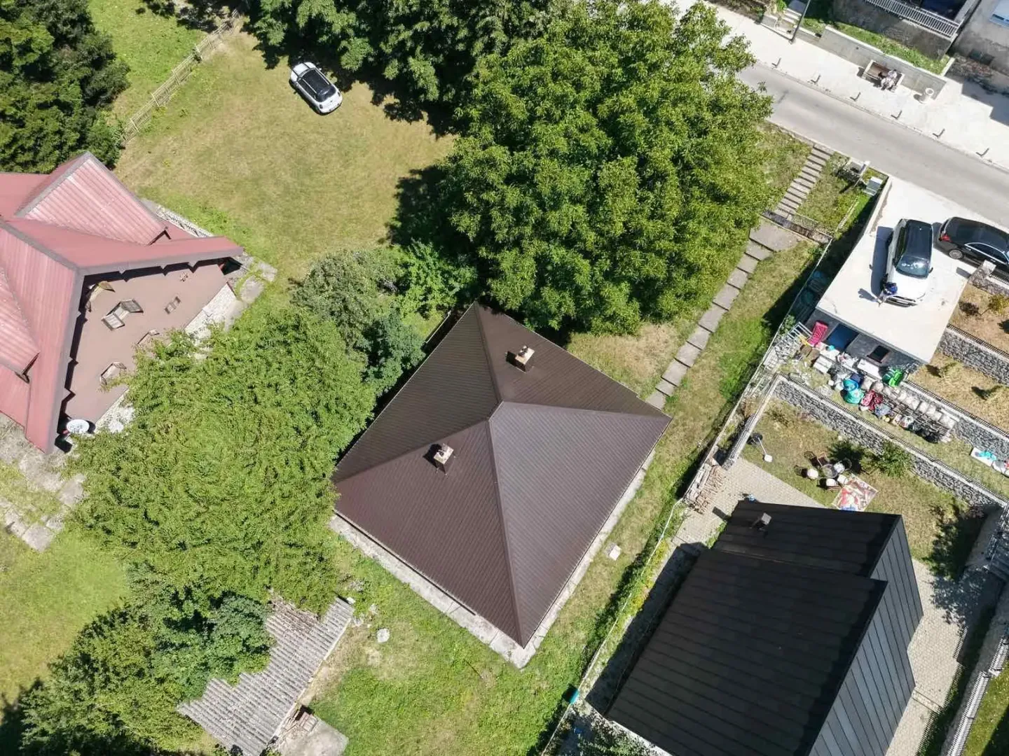 Pogled iz vazduha na kuću sa dvorištem i okruženjem.