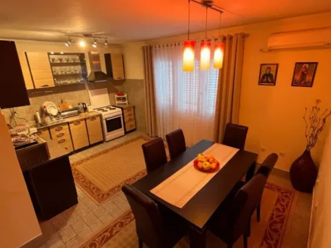 Prodaja, kuća, 236m², Tološi, Podgorica - image 4