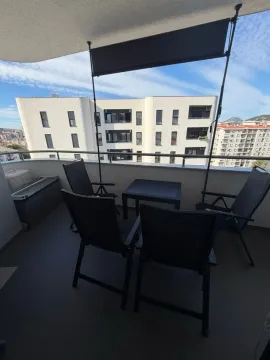 Namještena terasa sa garniturom za sjedenje i pogledom na grad. - image 10