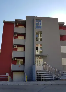 Eksterijer moderne stambene zgrade sa balkonom i ulaznim stepeništem. - image 8