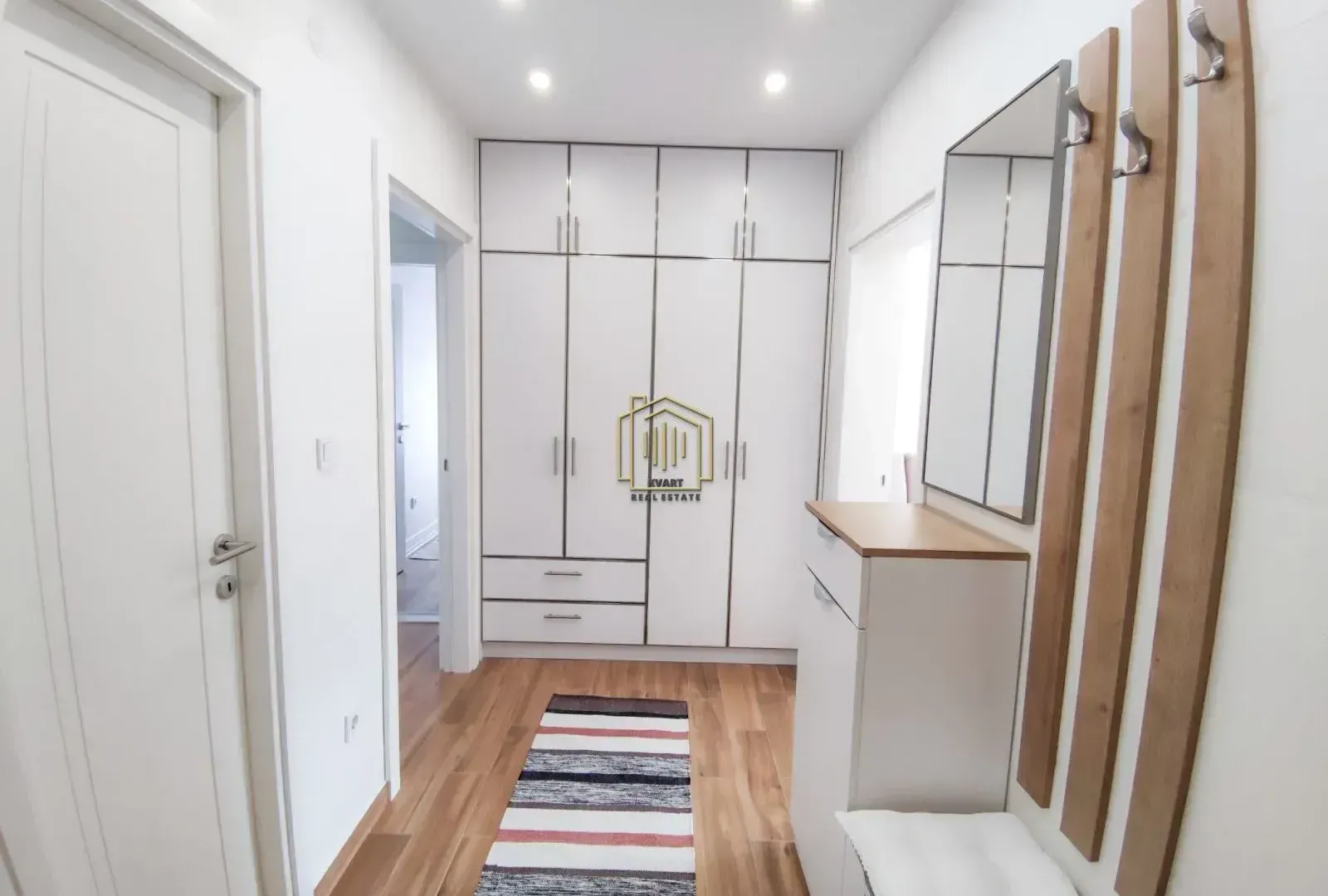 Izdavanje, dvosoban stan, 86m², Centar, Podgorica