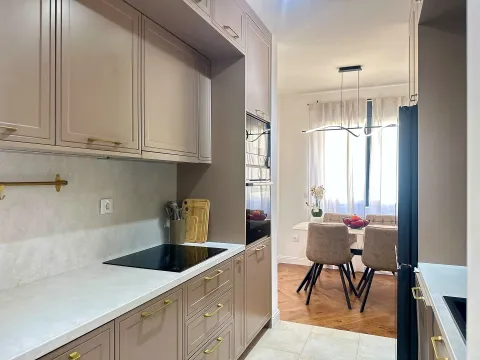 Modern kitchen with built-in units and a view of the dining area. - image 10
