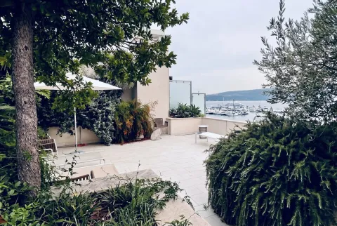 Prostrana terasa sa zelenilom i pogledom na marinu. - image 16