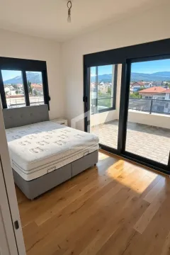 Spavaća soba sa bračnim krevetom i izlazom na terasu. - image 6