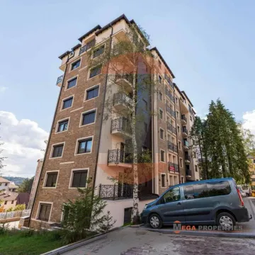 Pogled na spoljašnjost stambene zgrade sa balkonima i parkingom ispred. - image 14