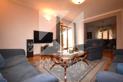 Rent, house, 300m², Ibričevina, Podgorica - image 2